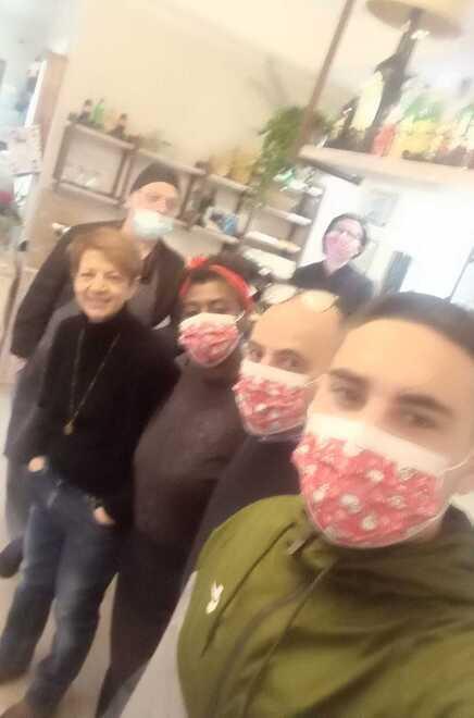 Pizzaioli, cuochi, aiuti e cinque camerieri