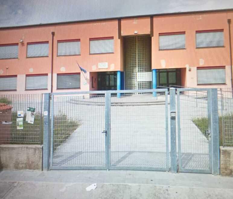 Ladri in classe, ma per rubare: via dieci portatili 