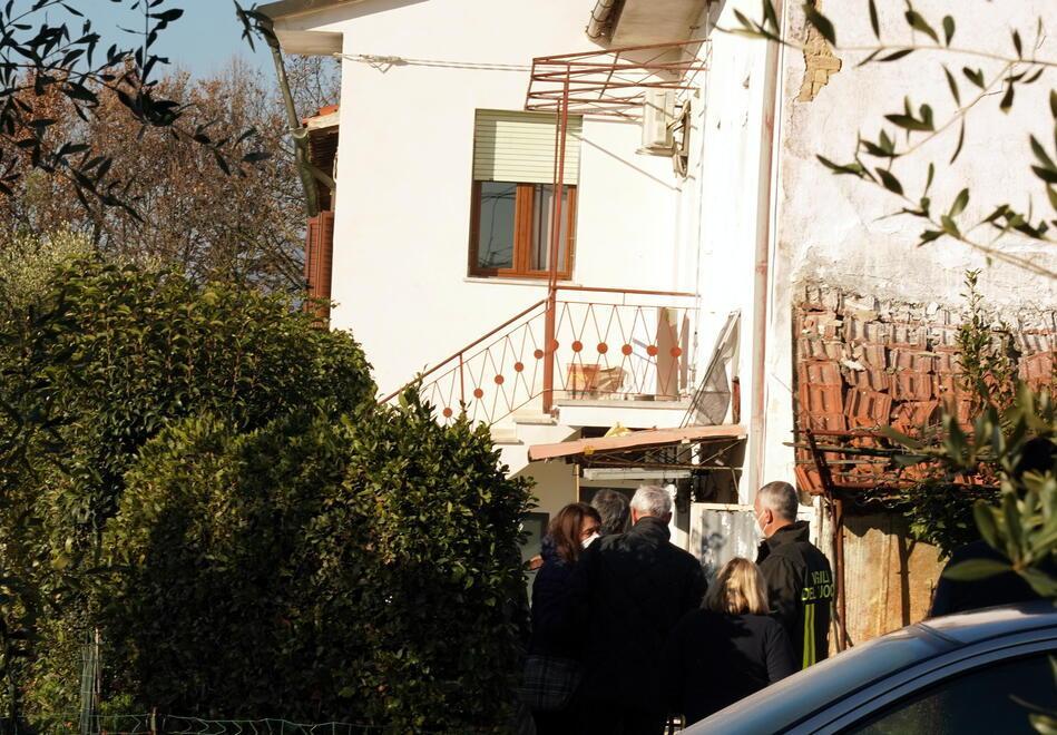 Esplosione in cucina dopo la fuga di gas Anziana ferita da pezzi del controsoffitto 