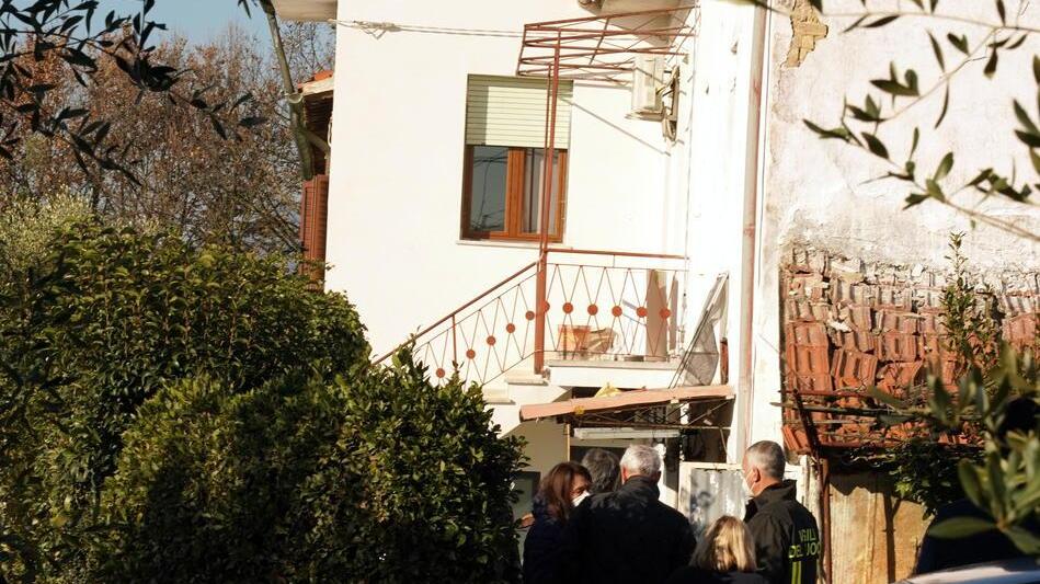 Esplosione in cucina dopo la fuga di gas Anziana ferita da pezzi del controsoffitto