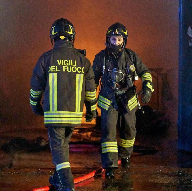 In fiamme la Mitumba Tex di Montemurlo Danni ingenti, nessuna persona coinvolta 