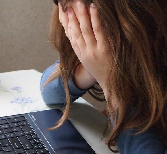 La relazione è finita ma adesso perseguita la compagna del suo ex 