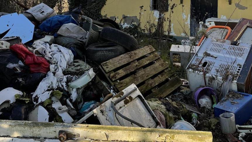 Discarica mai bonificata I cacciatori si battono per rimuovere i rottami