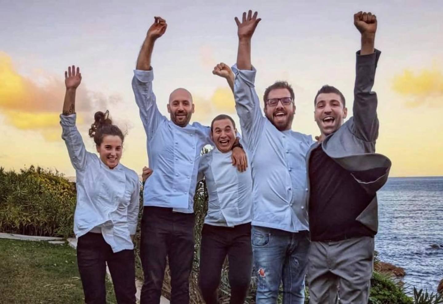 Lo chef Salvatore Camedda (secondo da destra) festeggia con lo staff del ristorante Somu