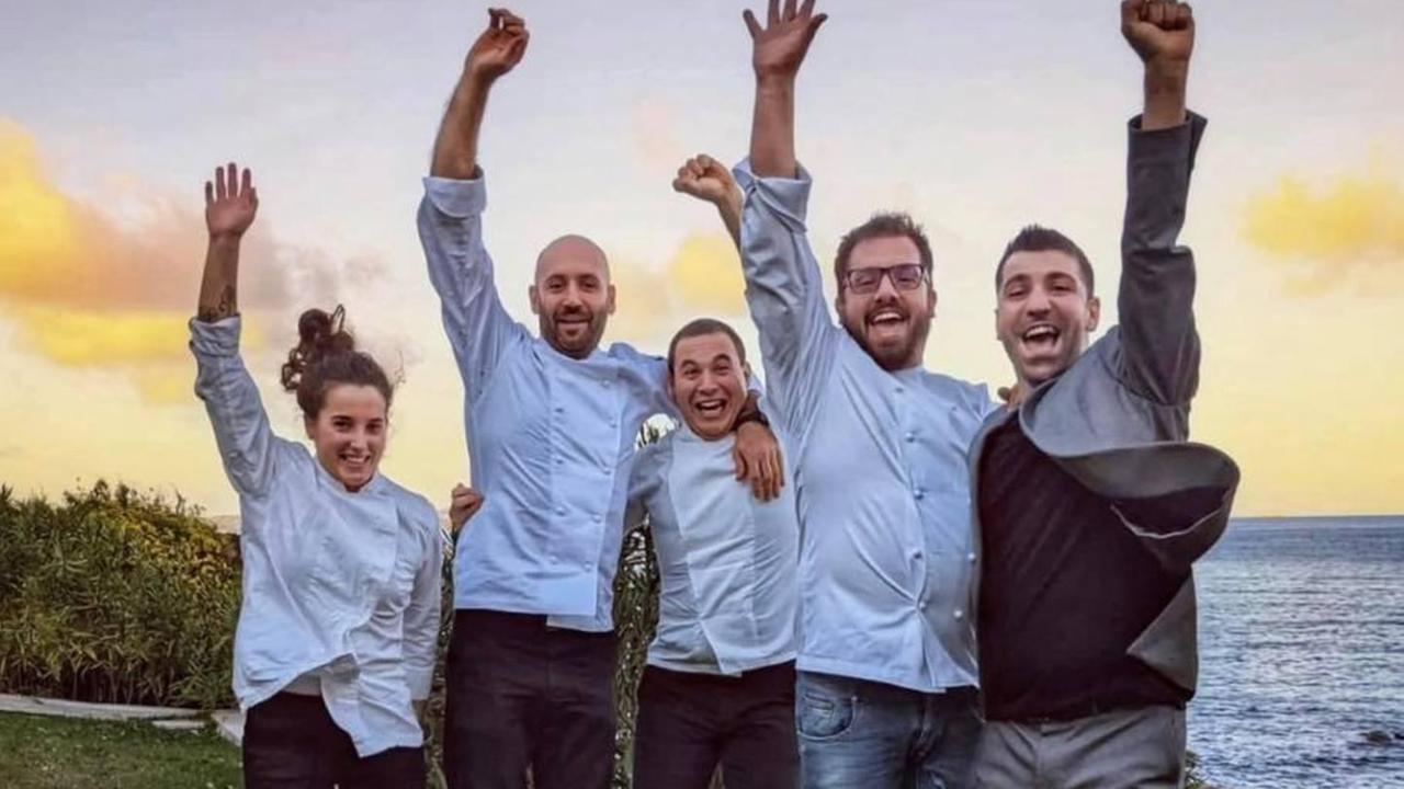 Lo chef Salvatore Camedda (secondo da destra) festeggia con lo staff del ristorante Somu