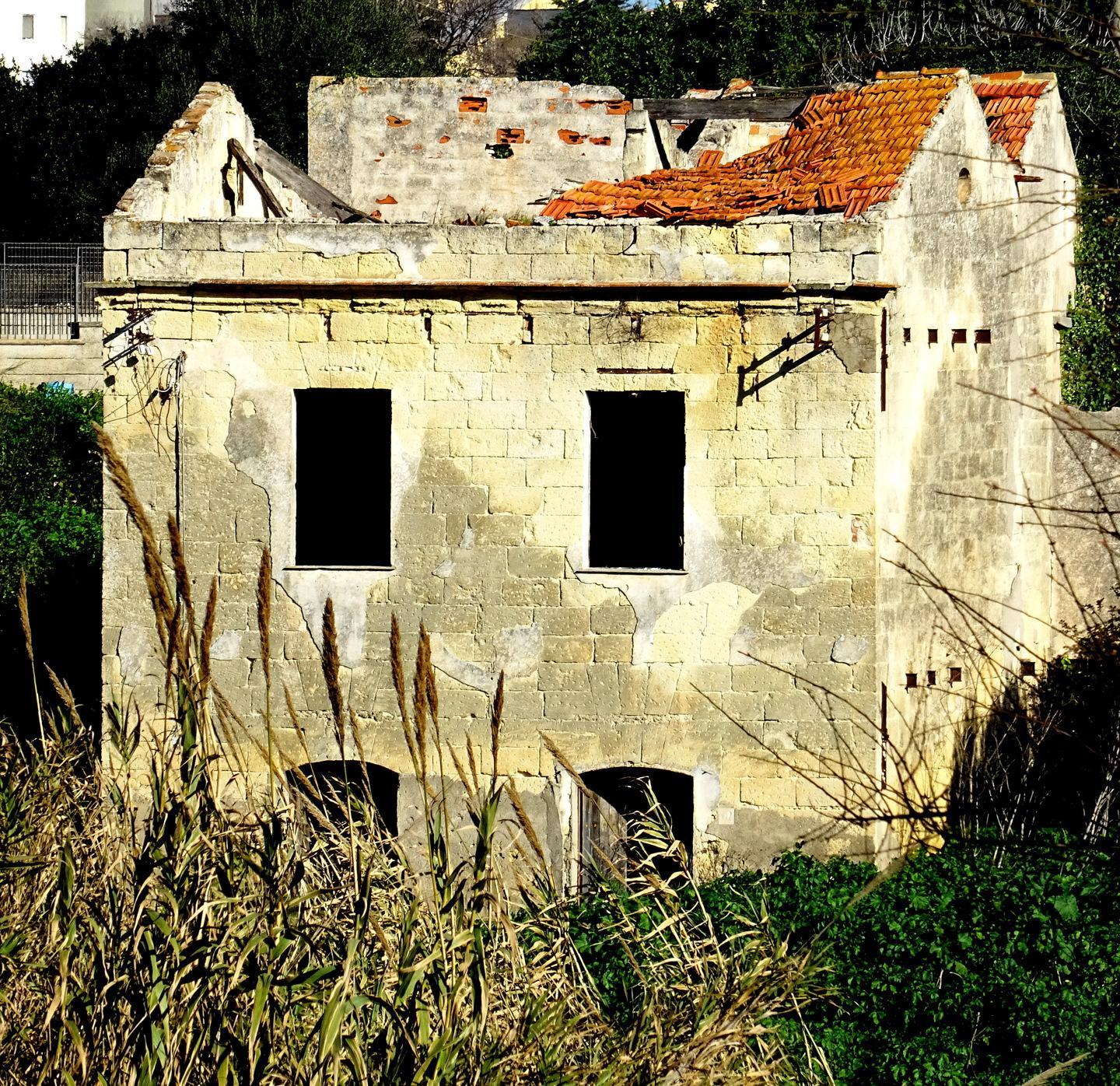 Cadavere nel casolare, resta il giallo 