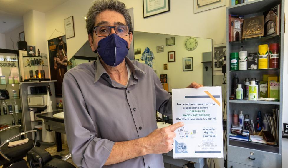 Ferrara, taglio e piega solo col Green pass: «Così più tutele per noi e i clienti» 