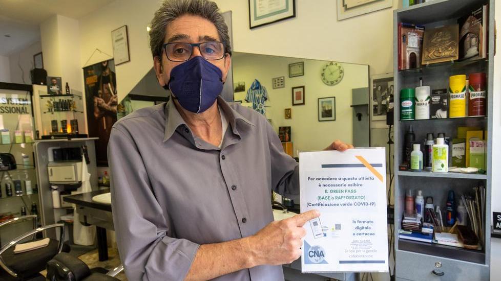 Ferrara, taglio e piega solo col Green pass: «Così più tutele per noi e i clienti»