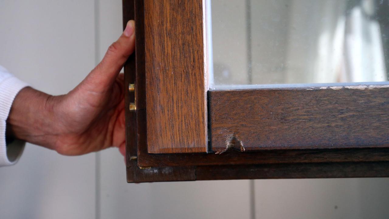 Per entrare in casa della donna i ladri hanno forzato una finestra (foto d'archivio)