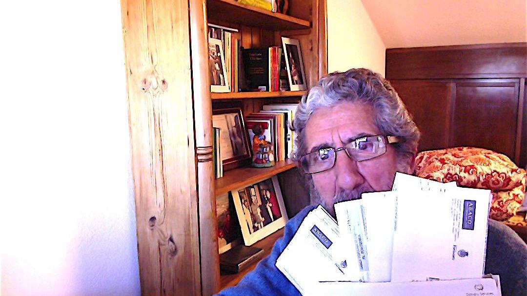 Fausto Pirito con i dodici avvisi di accertamento che gli ha inviato la società Abaco