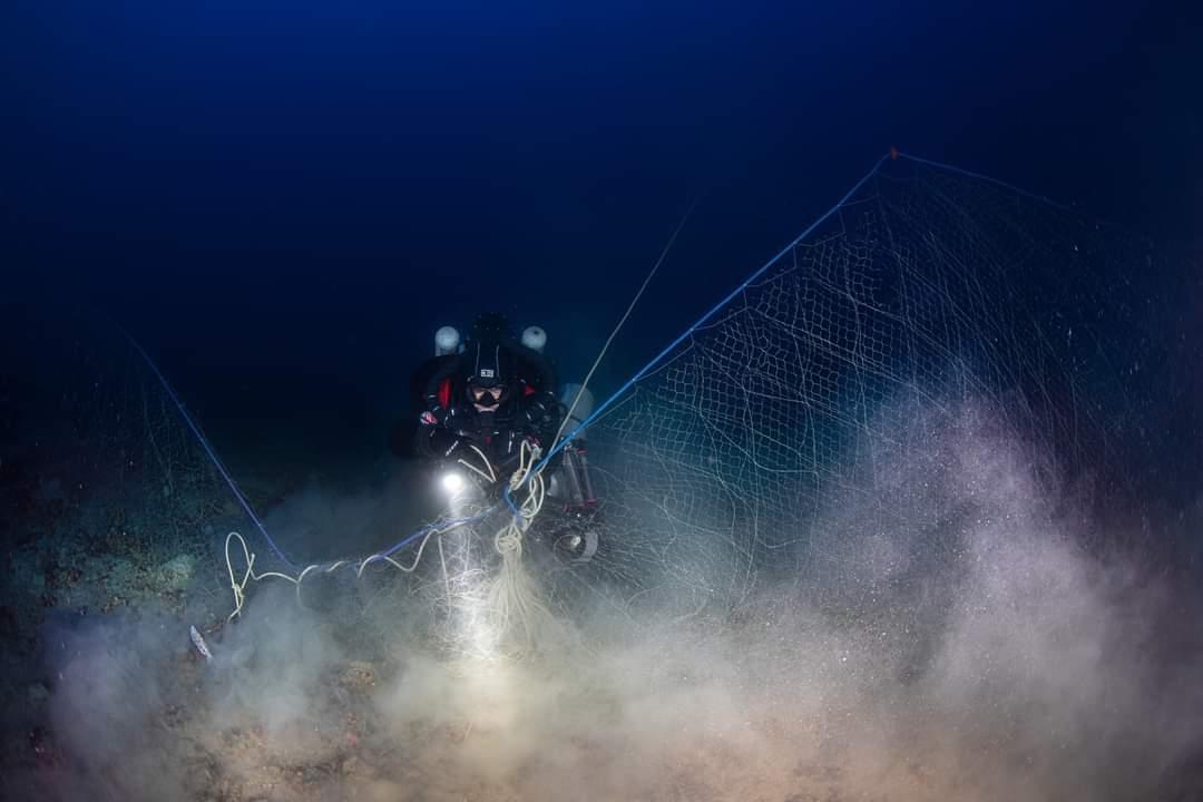 Un sub di Argentario Divers impegnato nel liberare una rete dai fondali