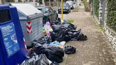 Il triste spettacolo dell’immondizia lasciata in strada da Alia durante le vacanze di Natale
