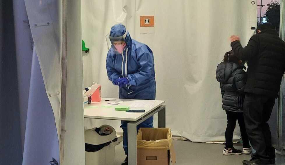 I tamponi ai minori alla Farmacia Etrusca di via Pistoiese