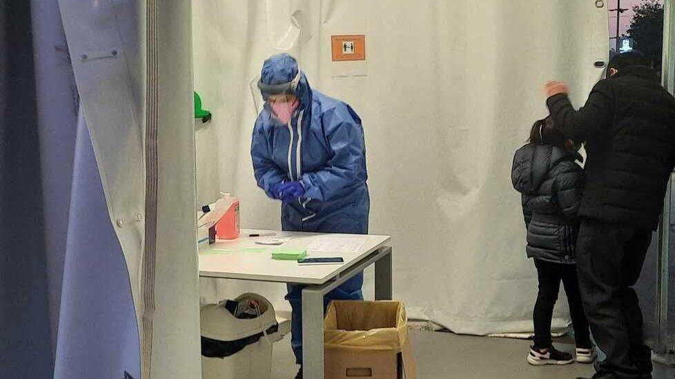 I tamponi ai minori alla Farmacia Etrusca di via Pistoiese