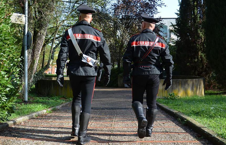 Due carabinieri in pattuglia (Foto d'archivio)
