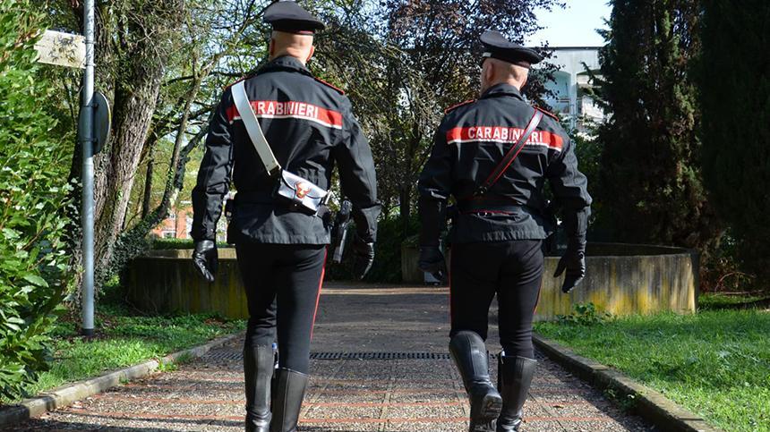 Due carabinieri in pattuglia (Foto d'archivio)
