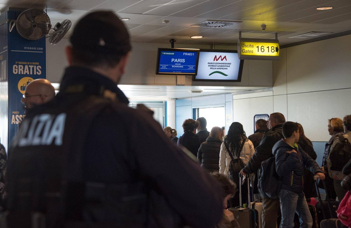 Cagliari: perde 4mila euro all'aeroporto, la polizia di frontiera li restituisce 