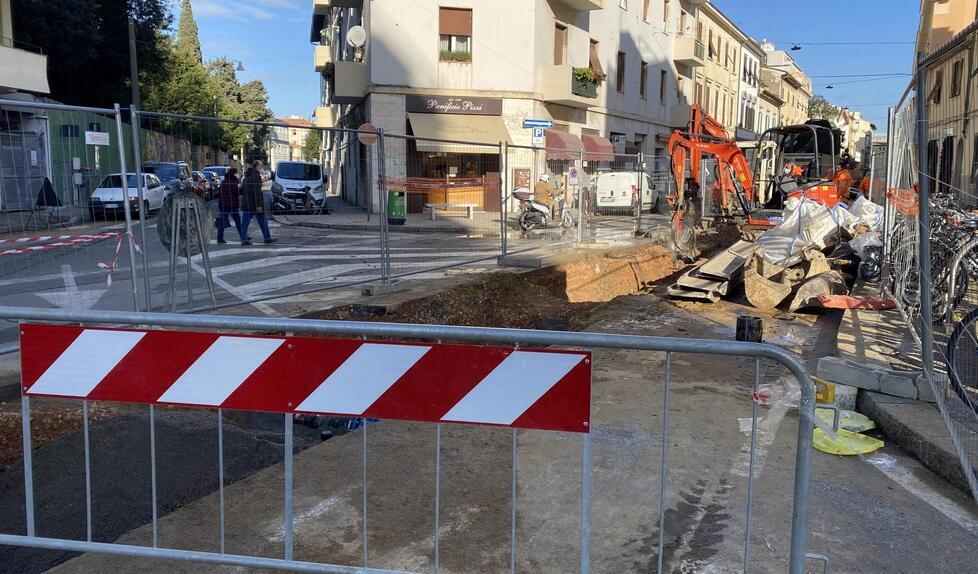 Il tubo fa acqua in via Roma, quattro rotture in pochi giorni. E tutta la strada diventa un cantiere 