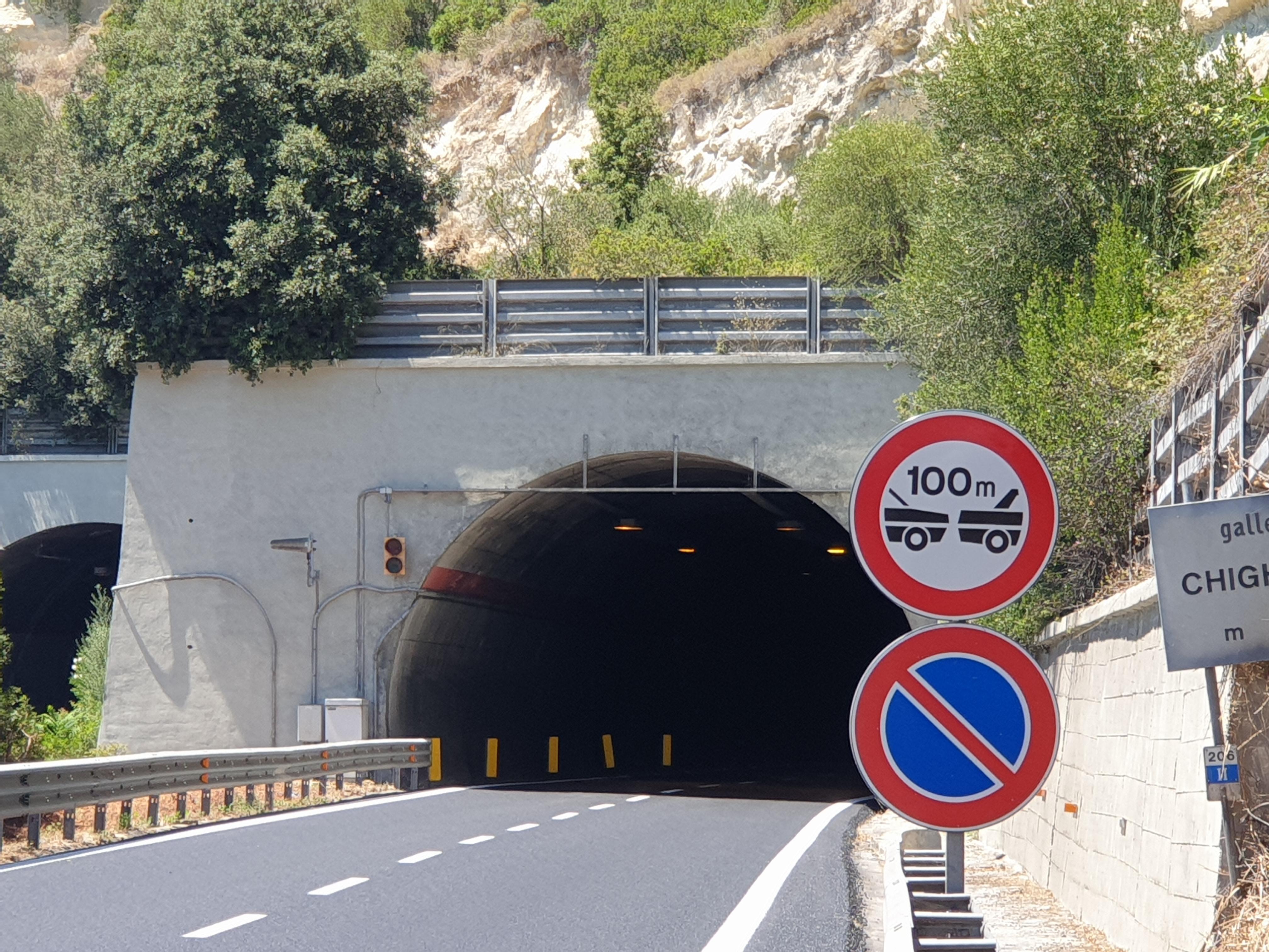 Galleria Chighizzu chiusa nelle ore notturne in direzione Sassari