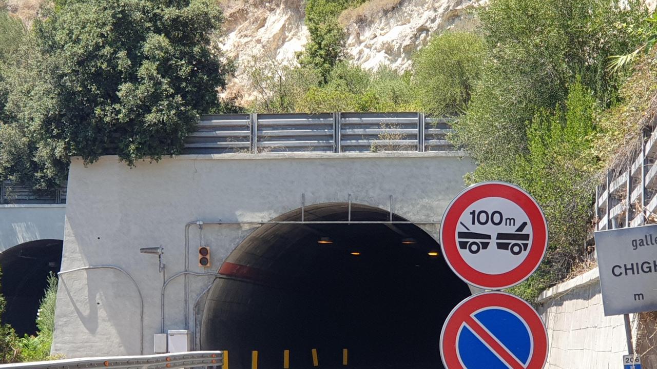 Galleria Chighizzu chiusa nelle ore notturne in direzione Sassari