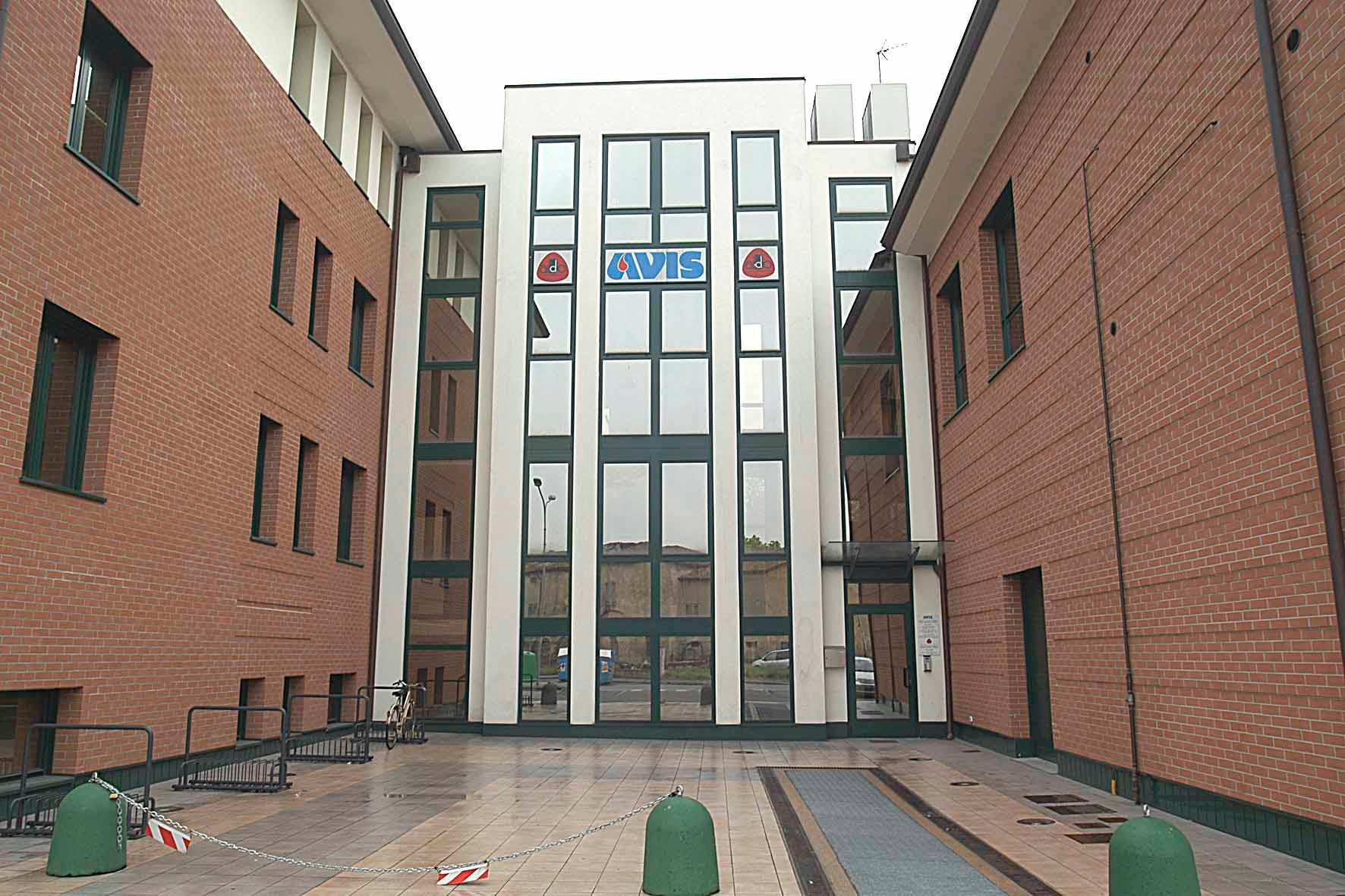 Modena,  altra  provocazione della  coppia no vax e no mask al centro prelievi dell'Avis. Scatta la denuncia 