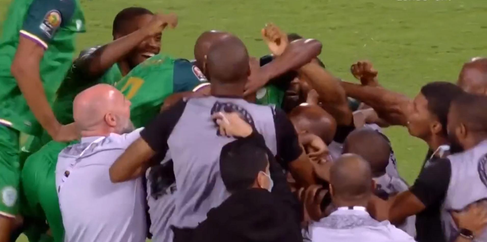I calciatori delle Isole Comore festeggiano dopo la vittoria contro il Ghana in Coppa d'Africa (Foto Eurosport TV)