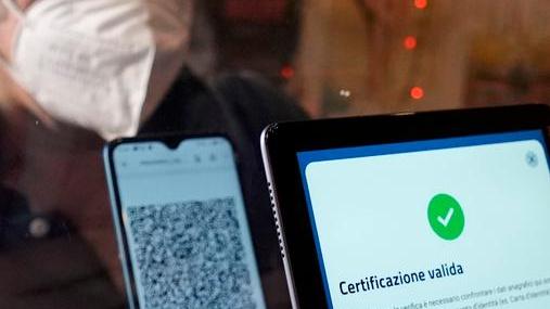 Obbligo green pass anche nei negozi. L’ira dei tabaccai di Reggio Emilia: «Improponibile»