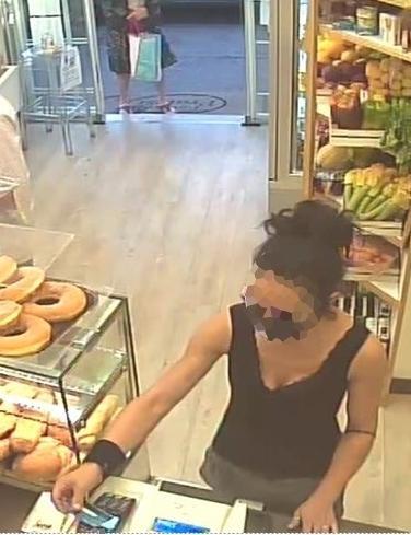 Fa shopping nei negozi con la carta rubata: tradita dal tatuaggio 