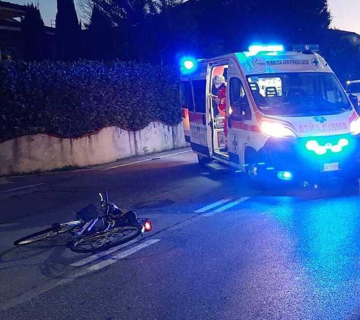 Scontro tra bici e autobus Finisce in ospedale la titolare del bar del Sole 