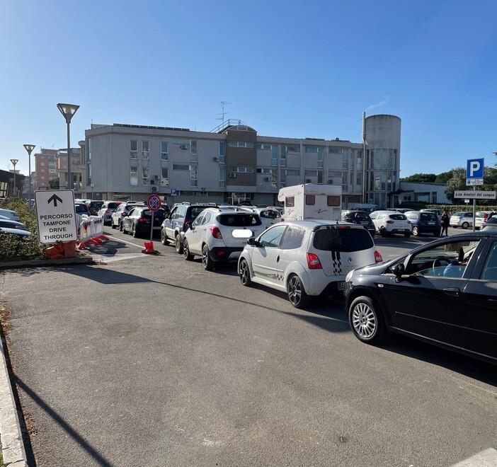Tamponi, lunghe file di auto Disposti divieti e rimozioni