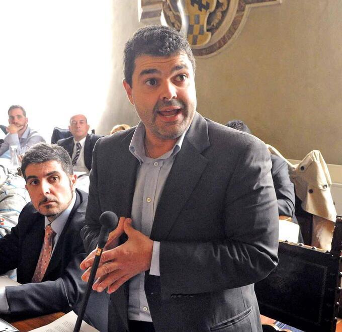 Le minoranze: «Firmate tutti per cacciare l’assessore» 