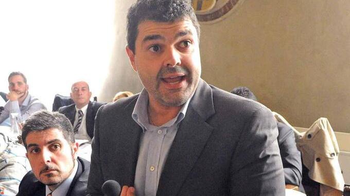 Le minoranze: «Firmate tutti per cacciare l’assessore»
