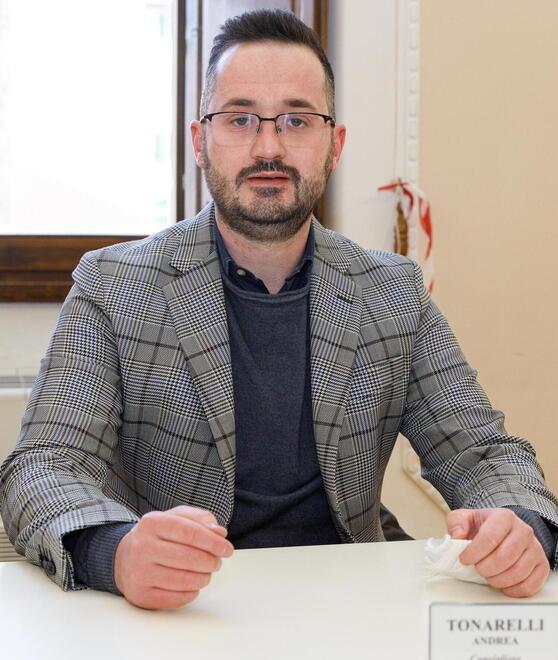 Cade in pista, consigliere ricoverato in elicottero