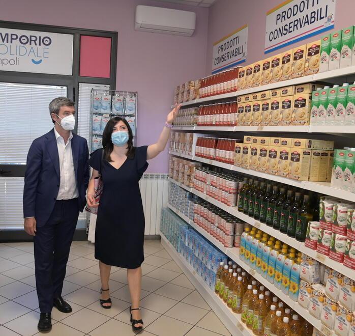 Compie 12 anni e dona 100 euro all’Emporio «Bello sapere di aver regalato un pranzo»