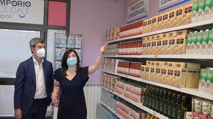 Compie 12 anni e dona 100 euro all’Emporio «Bello sapere di aver regalato un pranzo»