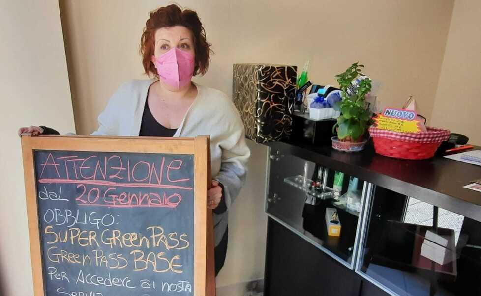 E ora le estetiste dicono sì al Green pass: «Così facciamo tornare i clienti»