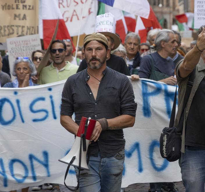 Cacciato da Modena il reggiano a guida del fronte dei no-vax