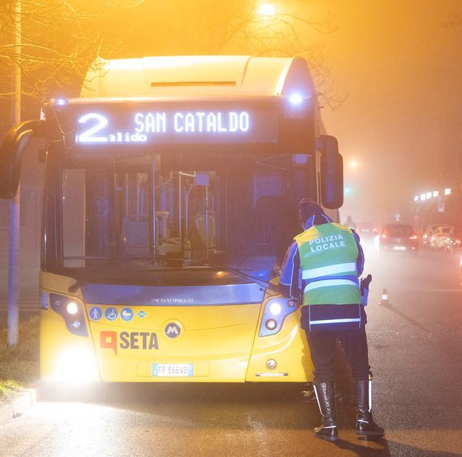 Scontro tra un bus e due auto: un ferito