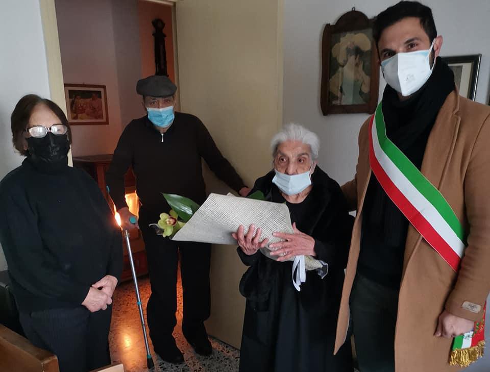 Il secolo di vita di Assunta Scattu festeggiata da tutto il paese
