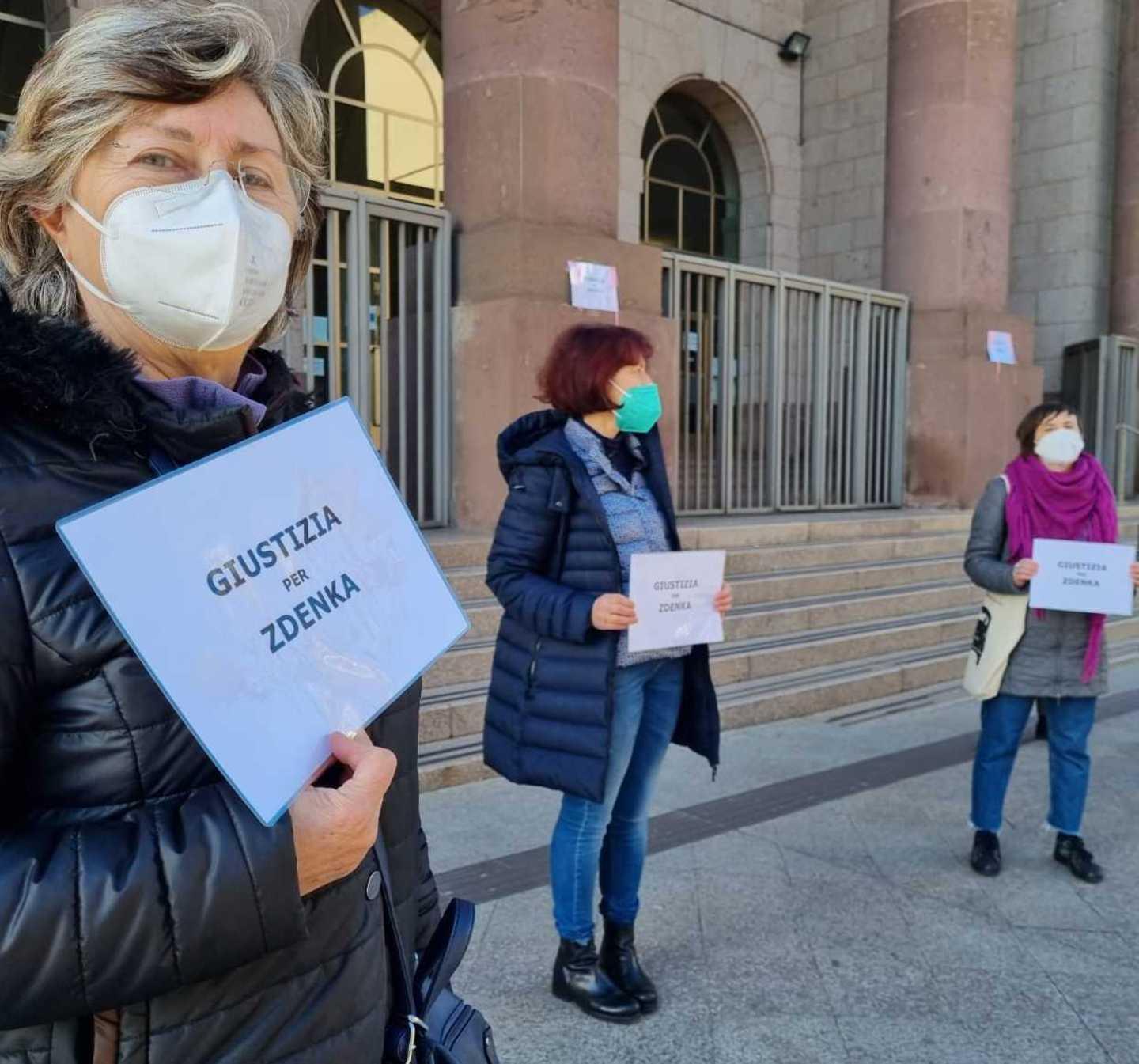 Sit in fuori dal tribunale le associazioni “in rosa” chiedono giustizia