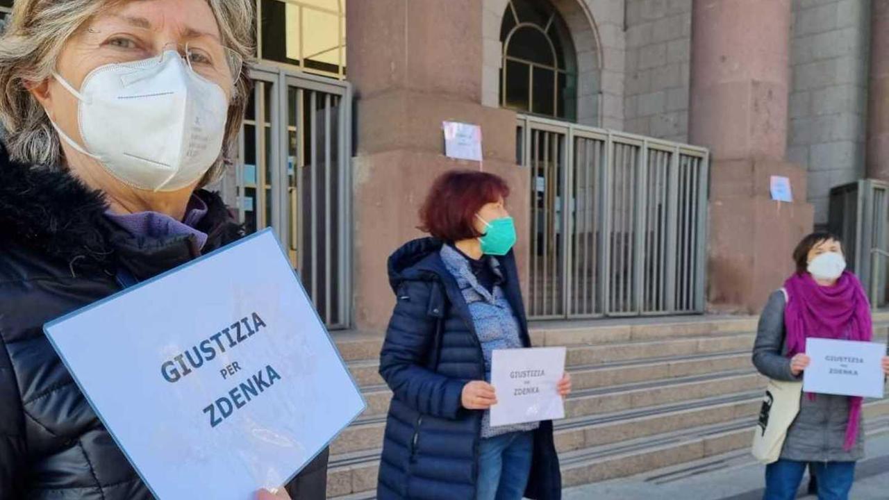 Sit in fuori dal tribunale le associazioni “in rosa” chiedono giustizia