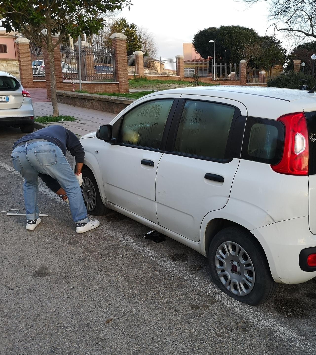Pneumatici squarciati denunciata una donna 