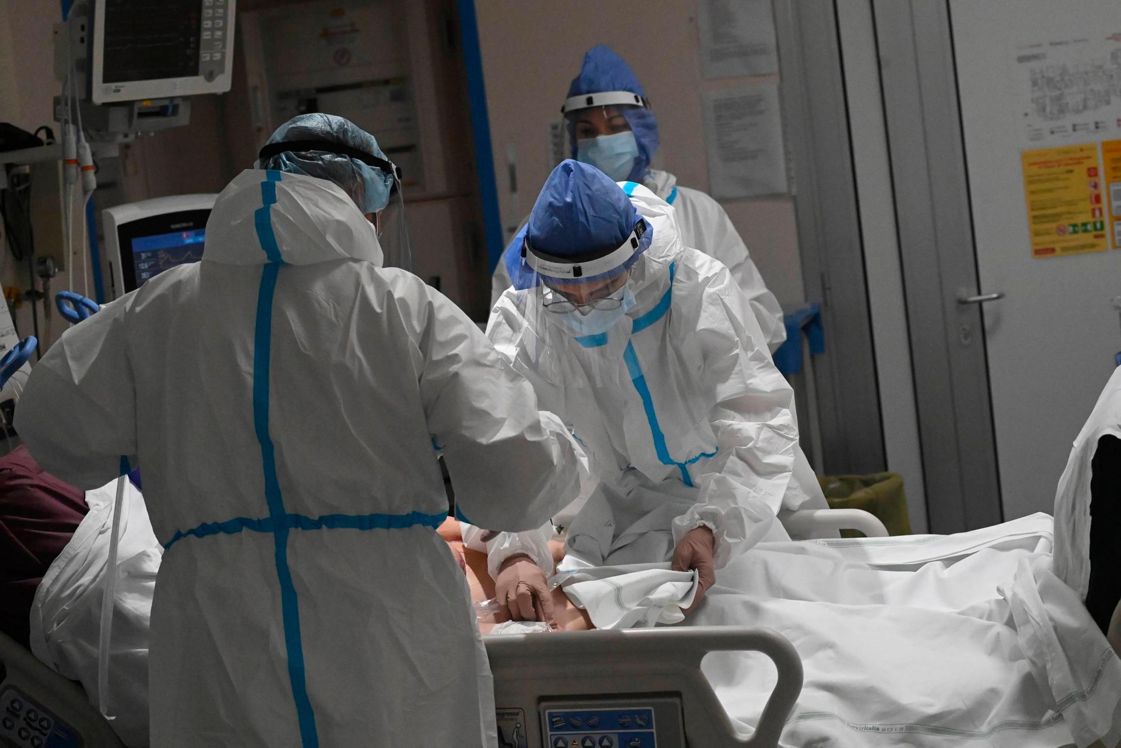 Sanitari al lavoro in una Terapia intensiva