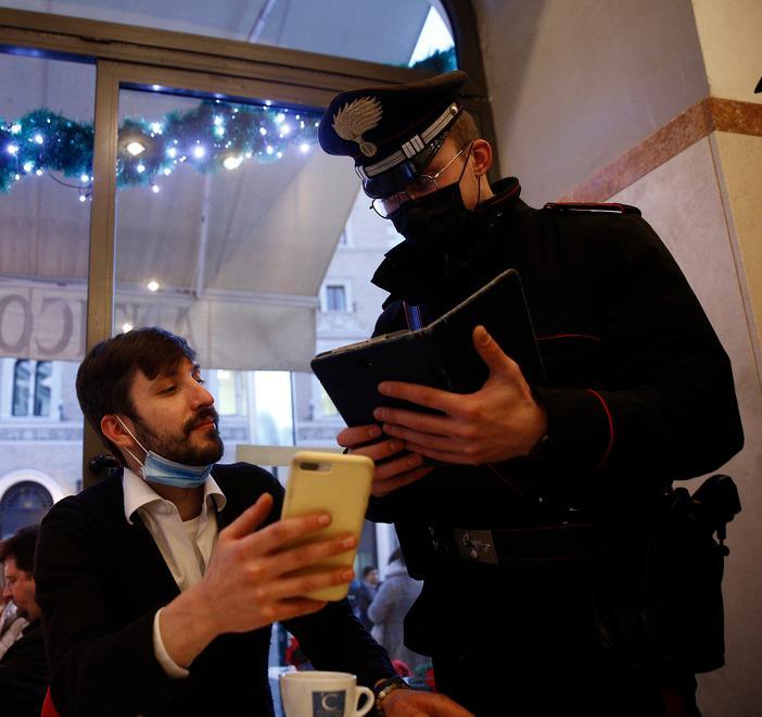 Ferrara, in giro da positivo: denunciato. Pass, multe a bar e ristorante 