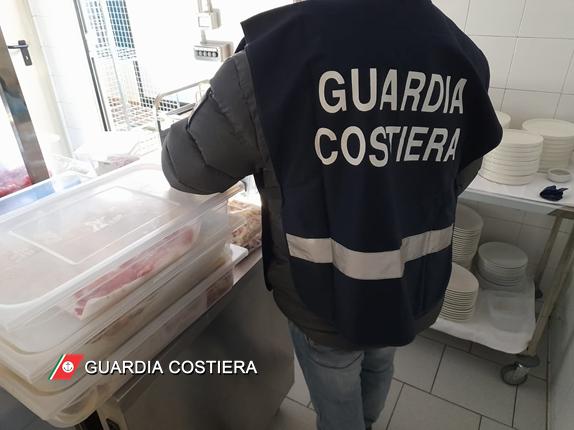 Pesce con etichette e tracciabilità irregolare: sequestrati 64 chili di prodotto e multa di 4mila 500 euro a supermercato di Modena