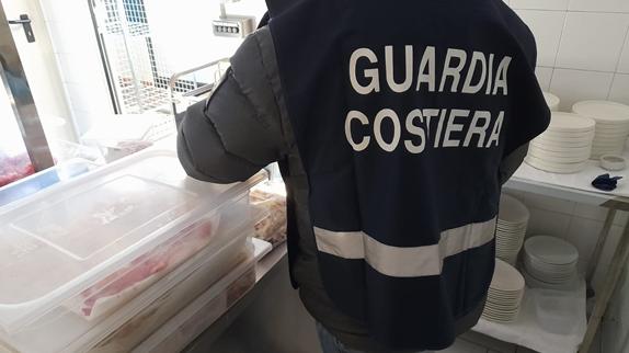 Pesce con etichette e tracciabilità irregolare: sequestrati 64 chili di prodotto e multa di 4mila 500 euro a supermercato di Modena