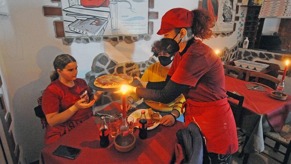 A tavola pizza e candela: la prima serata di protesta alla pizzeria di Alessandro Tommasi (Fotoservizio di Paolo Barlettani)