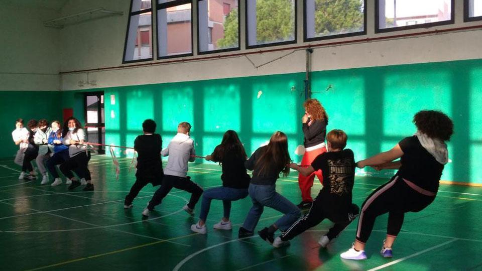 Ragazze e ragazzi in palestra all’istituto comprensivo “Sandro Pertini” di Portoferraio