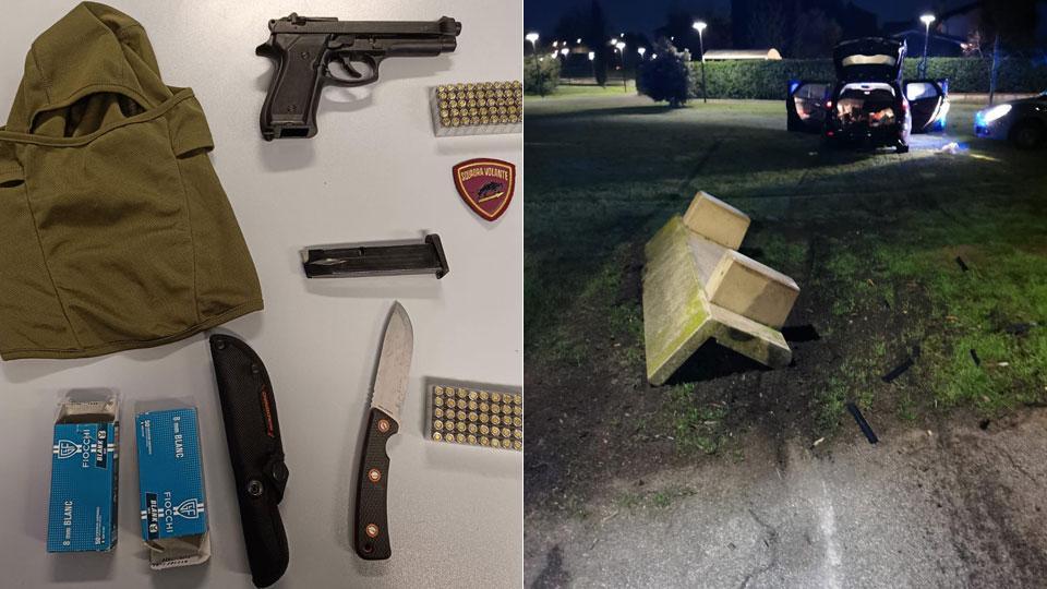 La pistola a salve e il pugnale sequestrati, a destra la panchina rovesciata dall’auto dopo l’incidente