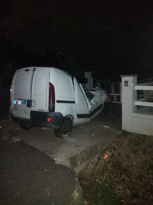 Il furgone finito addosso al cancello